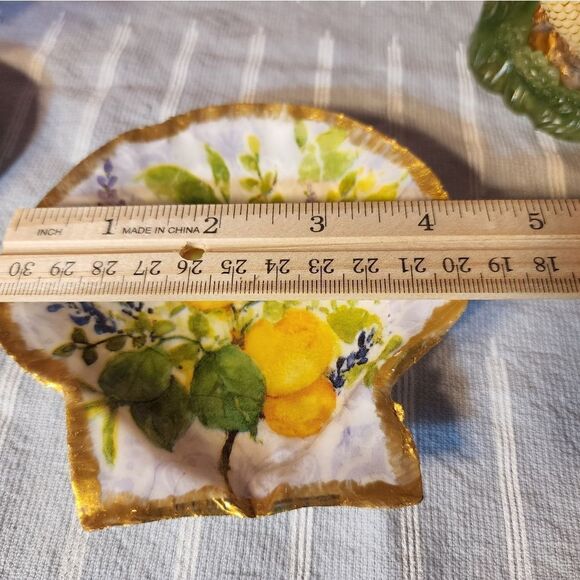 DECOUPAGE FLOWERS ON A SCALLOPED SHELL - Picture 3 of 3